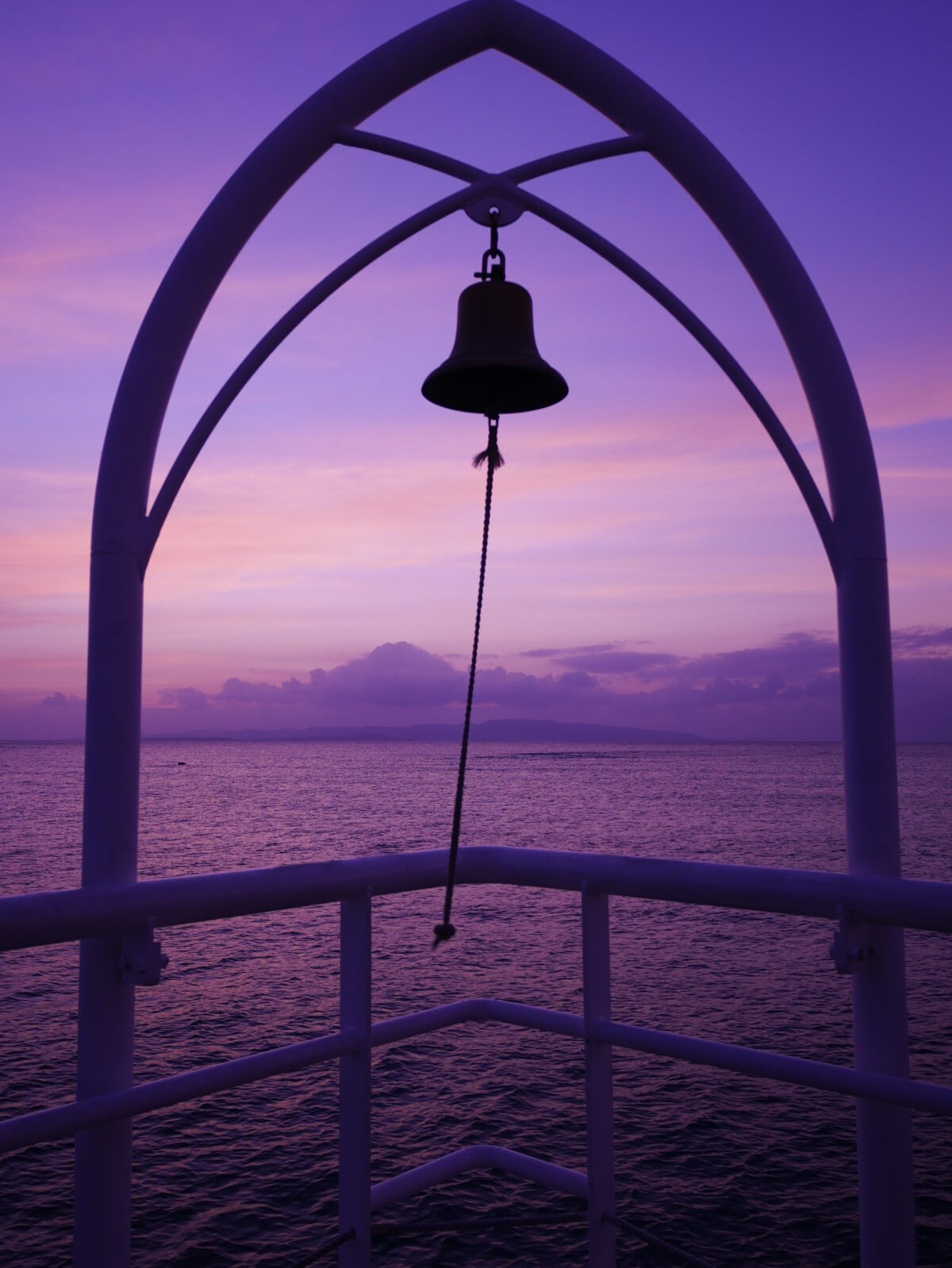 フサキビーチリゾートホテル＆ヴィラズのビーチにある鐘