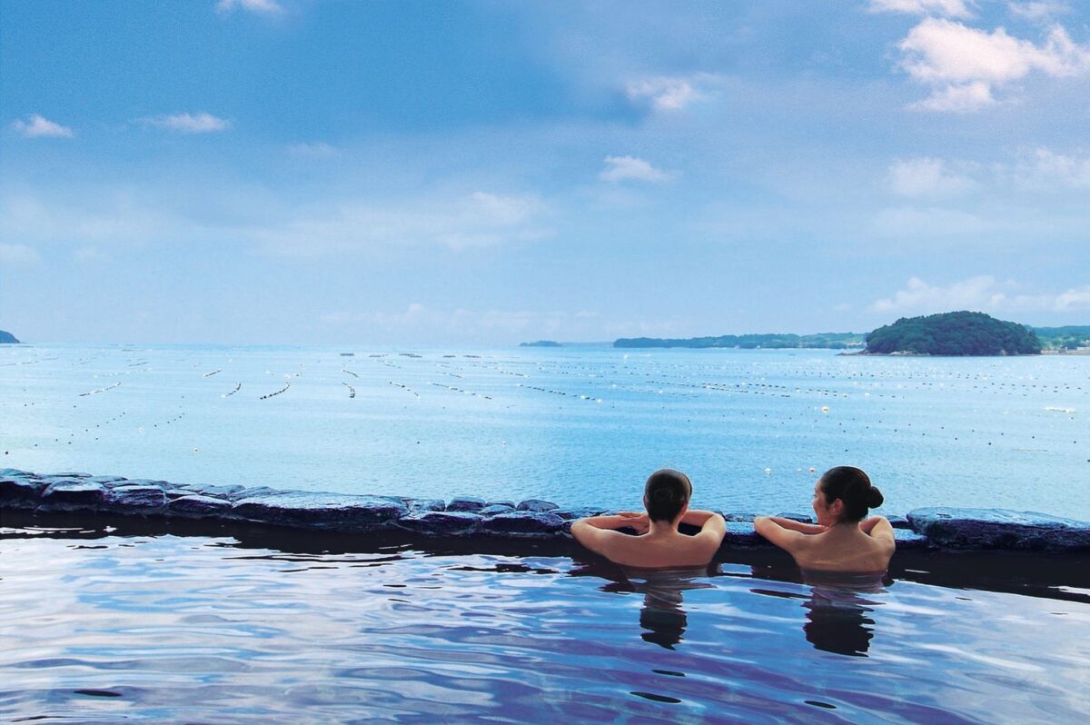 南三陸ホテル観洋の露天風呂から景色を眺めてる写真